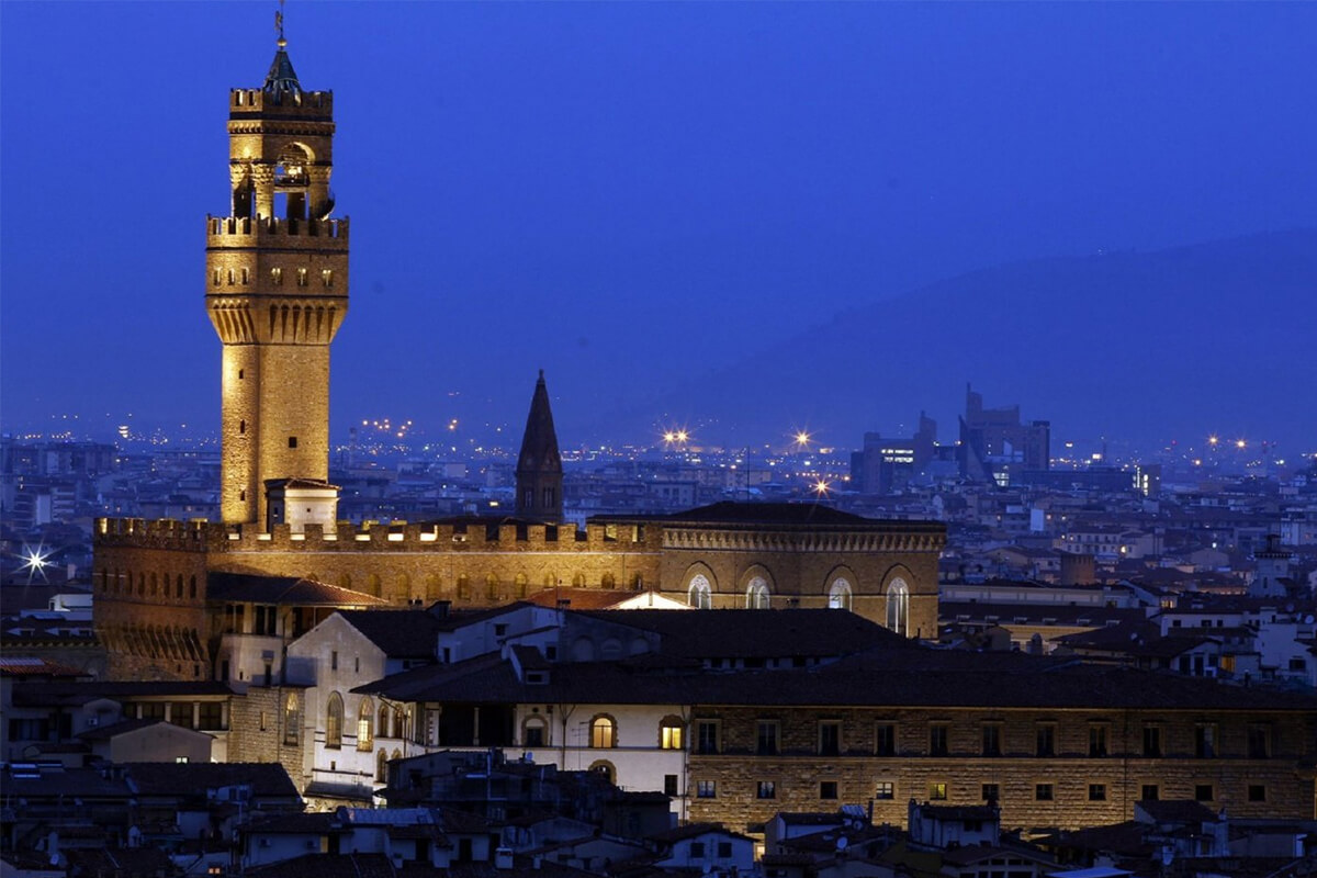 Вечерний вид на башню Арнольфо Палаццо Веккьо
